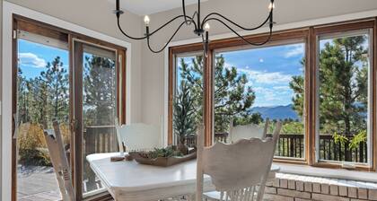 Expansive Monument Home: Hot Tub & Mountain Views!