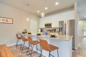 Mikrobølgeovn, ovn, kokeplater og oppvaskmaskin