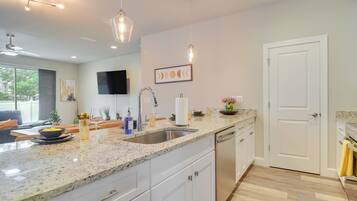 Microondas, horno, parrilla de estufa y lavavajillas