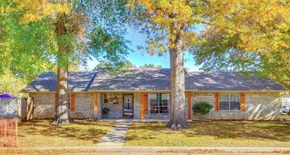 Norman Home w/ Fenced Yard & Grill: 1 Mi to OU!