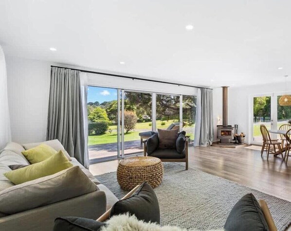 Een open haard, een kantoor en een computerscherm