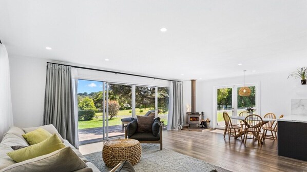 Een open haard, een kantoor en een computerscherm