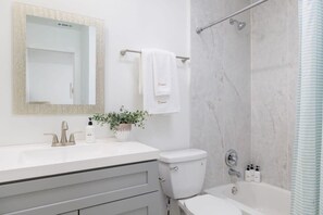 Een douche, een haardroger, handdoeken