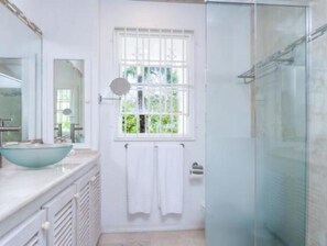 Secador de cabelo, toalhas de banho, papel higiênico 