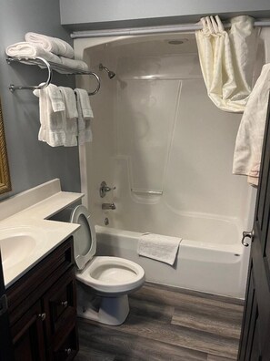 Traditional Double Room, 2 Queen Beds | Bathroom - Gamble Farm Inn and Suites (Jersey Shore)
