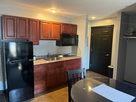 Quarto casal tradicional, 2 camas Queen | Wi-Fi de cortesia, roupa de cama