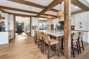 電子レンジ、食器洗い機、コーヒー / ティーメーカー、トースター