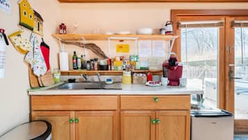 Frigorifero, microonde, macchina per tè/caffè, bollitore elettrico