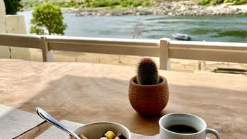 包每日當地菜式早餐