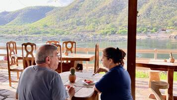 Desayuno de cocina local incluido todos los días