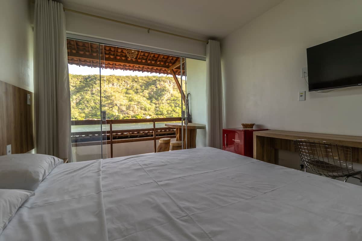 Familie suite, meerdere bedden, patio, uitzicht op rivier | 8 slaapkamers, luxe beddengoed, pillowtop-bedden