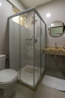 Suite familiar, varias camas, patio, vistas al río | Baño | Ducha, artículos de higiene personal gratuitos y secador de pelo