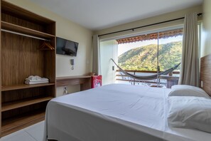 Suite prèmium, 1 llit de matrimoni, pati, vistes al riu | 8 dormitoris i roba de llit d'alta qualitat
