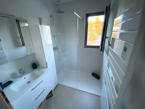 Dusj, hårføner, håndklær og såpe