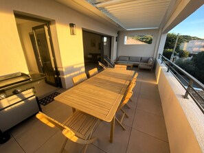 Outdoor dining - 2-bedroom flat with sea view, 50 m from the beach (Saint-Cyr-sur-Mer)