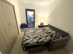 2 soverom, strykejern/-brett og sengetøy