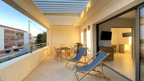 Outdoor dining - 2-bedroom flat with sea view, 50 m from the beach (Saint-Cyr-sur-Mer)