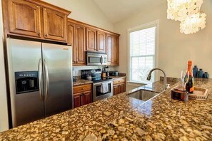 Fridge, microwave, oven, stovetop - SombreroReef Light Suite (Key West)