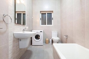 Haartrockner, Handtücher, Seife, Toilettenpapier