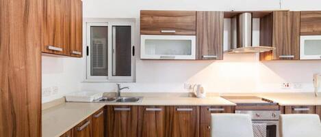 冷蔵庫、電子レンジ、オーブン、コンロ