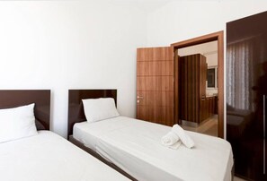 Una scrivania, ferro/asse da stiro, culla da viaggio, Wi-Fi gratuito