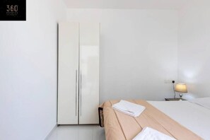 Bureau, fer et planche à repasser, lit de bébé portatif