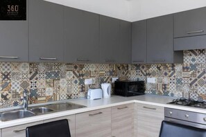 Réfrigérateur, four à micro-ondes, un four, surface de cuisson