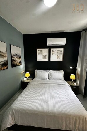 Skrivebord, strykejern/-brett, reiseseng for barn og wi-fi (inkludert)