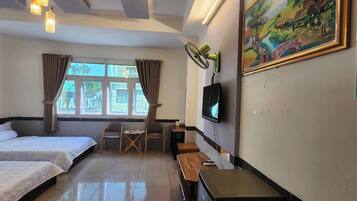 Quarto casal família | Banheiro | Chinelos