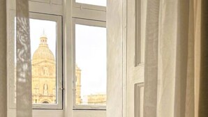 Vista a través de una puerta que muestra un edificio con cúpula.