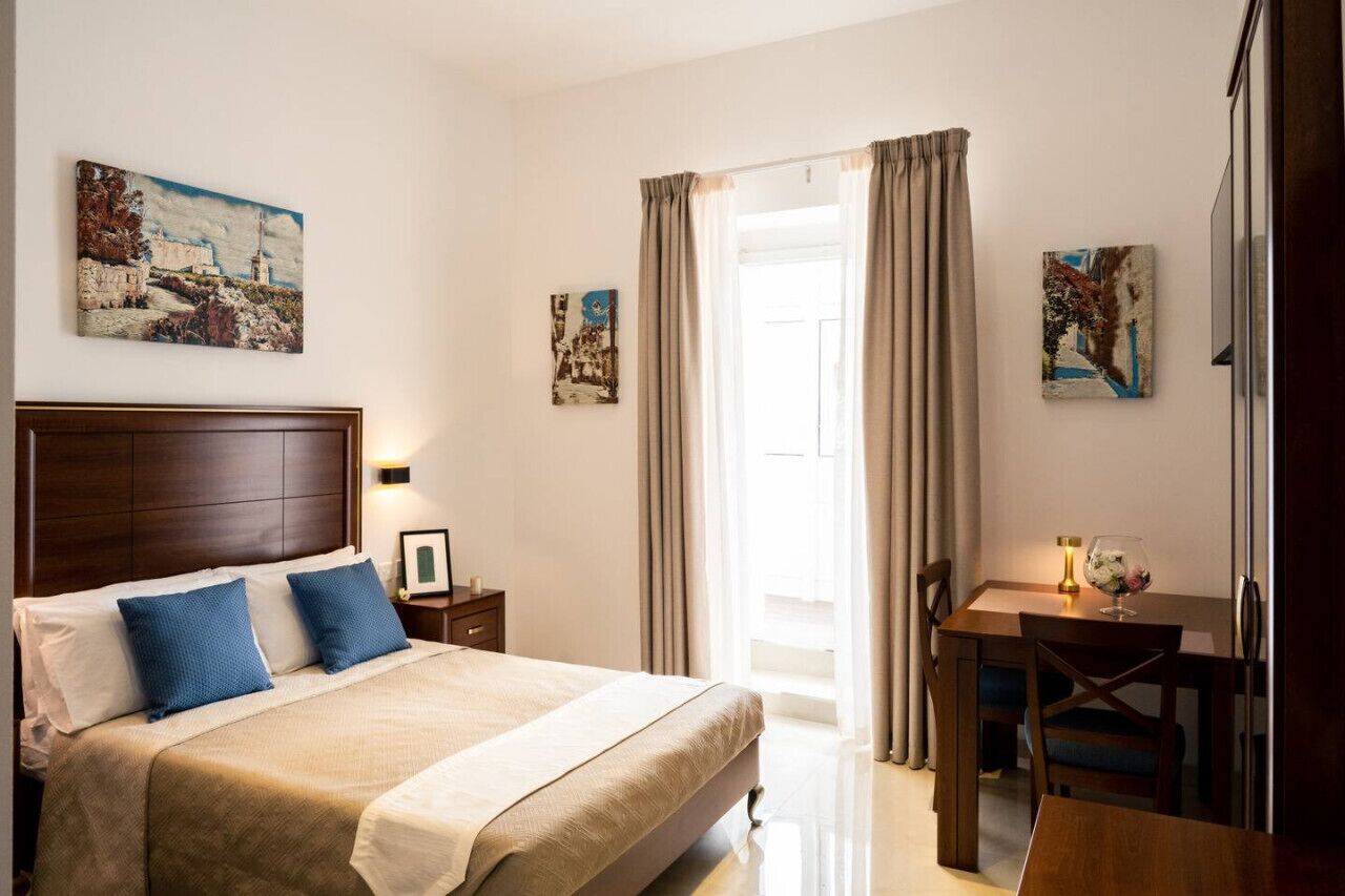 書桌、可攜式嬰兒床、Wi-Fi、床單