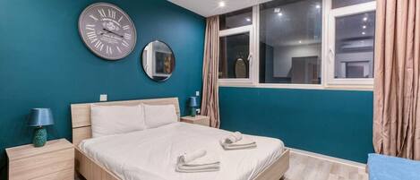 Desk, iron/ironing board, travel cot, WiFi