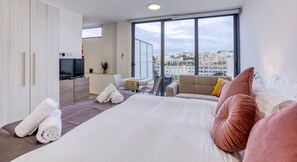 1 dormitorio, escritorio, tabla de planchar con plancha y cuna de viaje