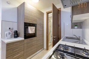 冰箱、微波炉、烤箱、炉灶