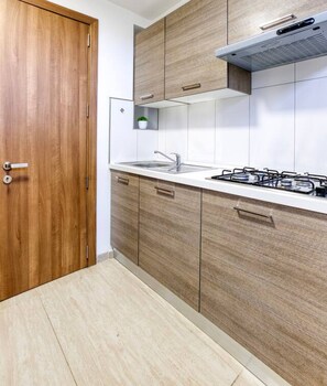 Frigorífico, microondas, horno y placa de cocina