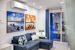 TV - A lovely 2BR maisonette with Private Terrace & BBQ (San Ġiljan)