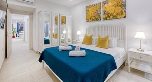 Escrivaninha, berço de viagem, Wi-Fi, roupa de cama
