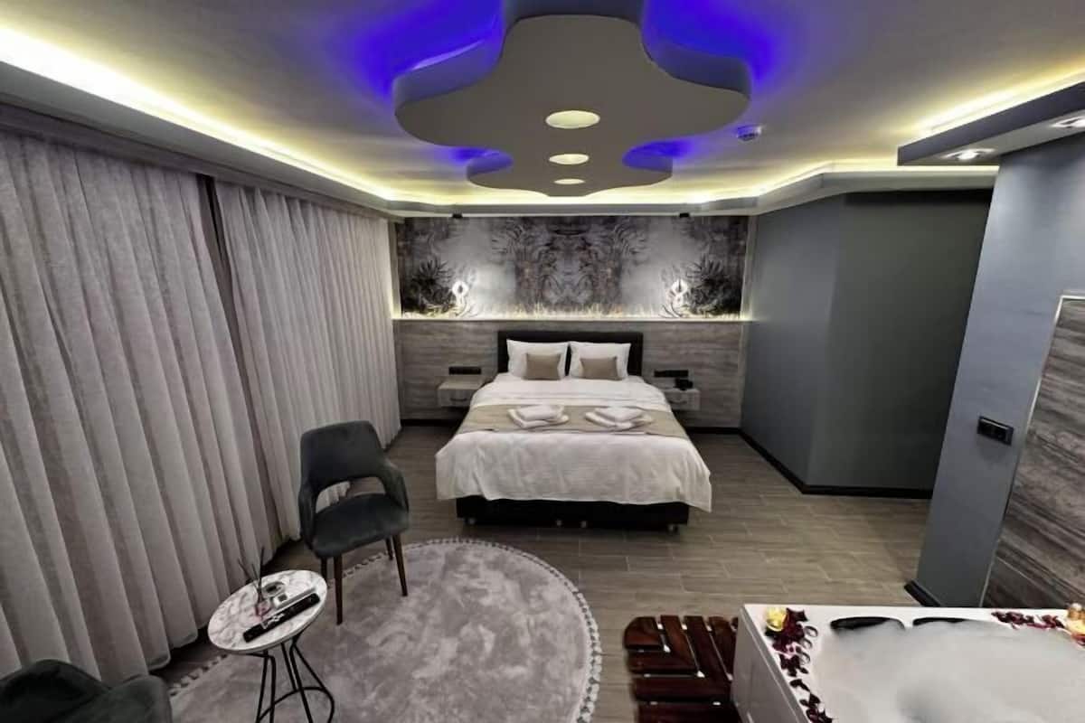 1 bedroom, premium bedding, minibar, desk
