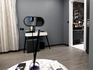 Suite clàssica | Sala d'estar | Televisor intel·ligent de 42 polzades amb canals prèmium i Netflix