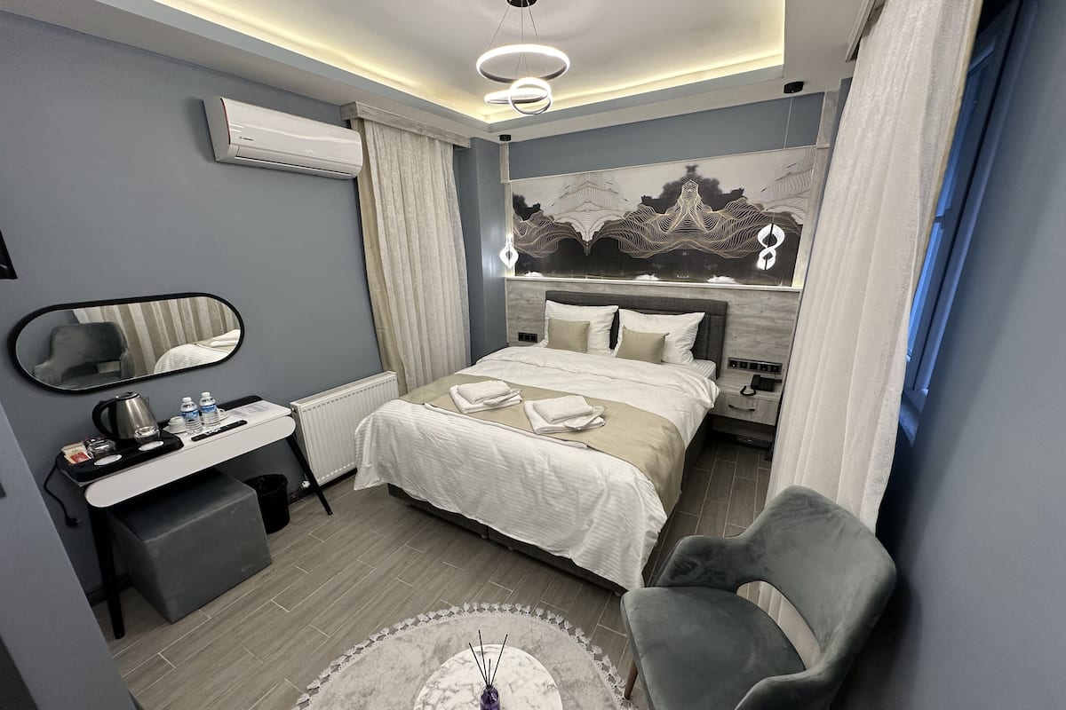 1 slaapkamer, luxe beddengoed, een minibar, een bureau