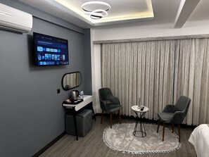 Classic Suite | Living area | 42-inch Smart TV with premium channels, Netflix, first-run movies - Blue Moonrise Hotel (Istanbul)