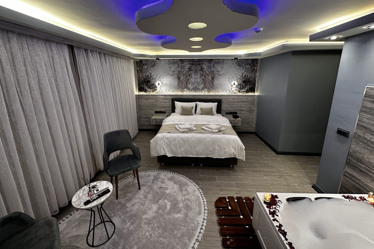 Deluxe suite | 1 slaapkamer, luxe beddengoed, een minibar, een bureau