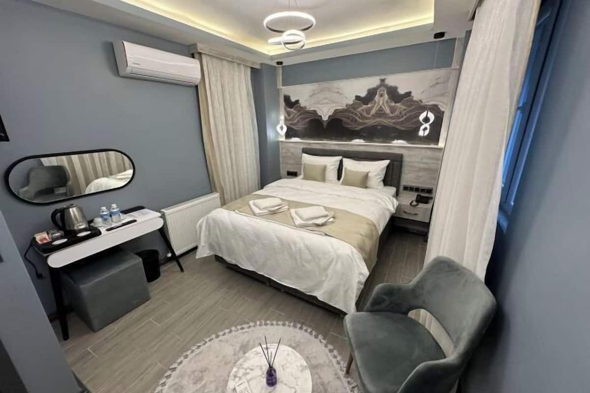 1 bedroom, premium bedding, minibar, desk