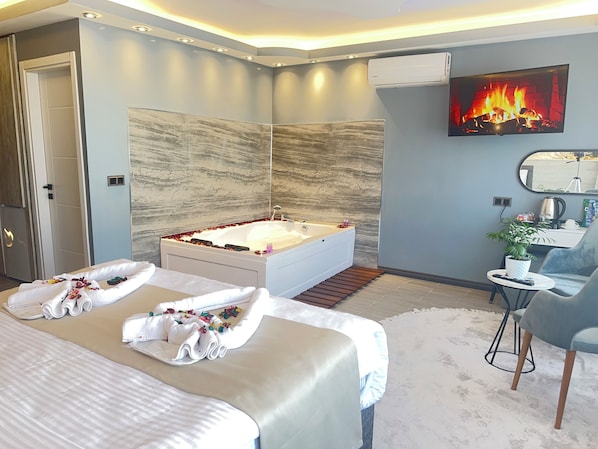 Deluxe Suite | Premium bedding, minibar, desk, laptop workspace - Blue Moonrise Hotel (Istanbul)