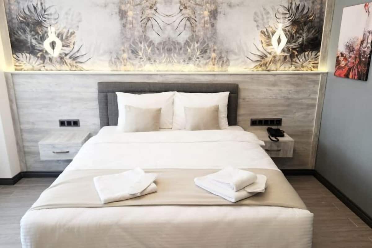 1 bedroom, premium bedding, minibar, desk