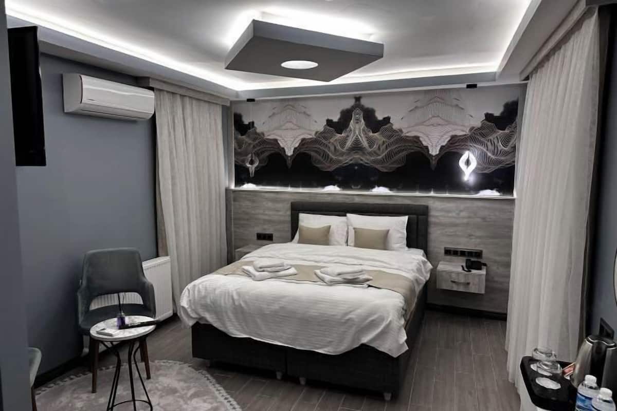 1 bedroom, premium bedding, minibar, desk