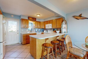 Frigorifero, microonde, forno, piano cottura