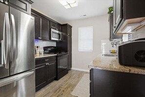 Refrigerador, microondas, horno y parrilla de estufa