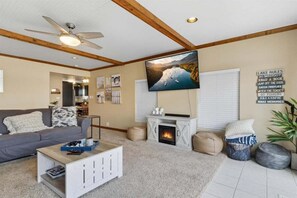 Smart TV y chimenea 