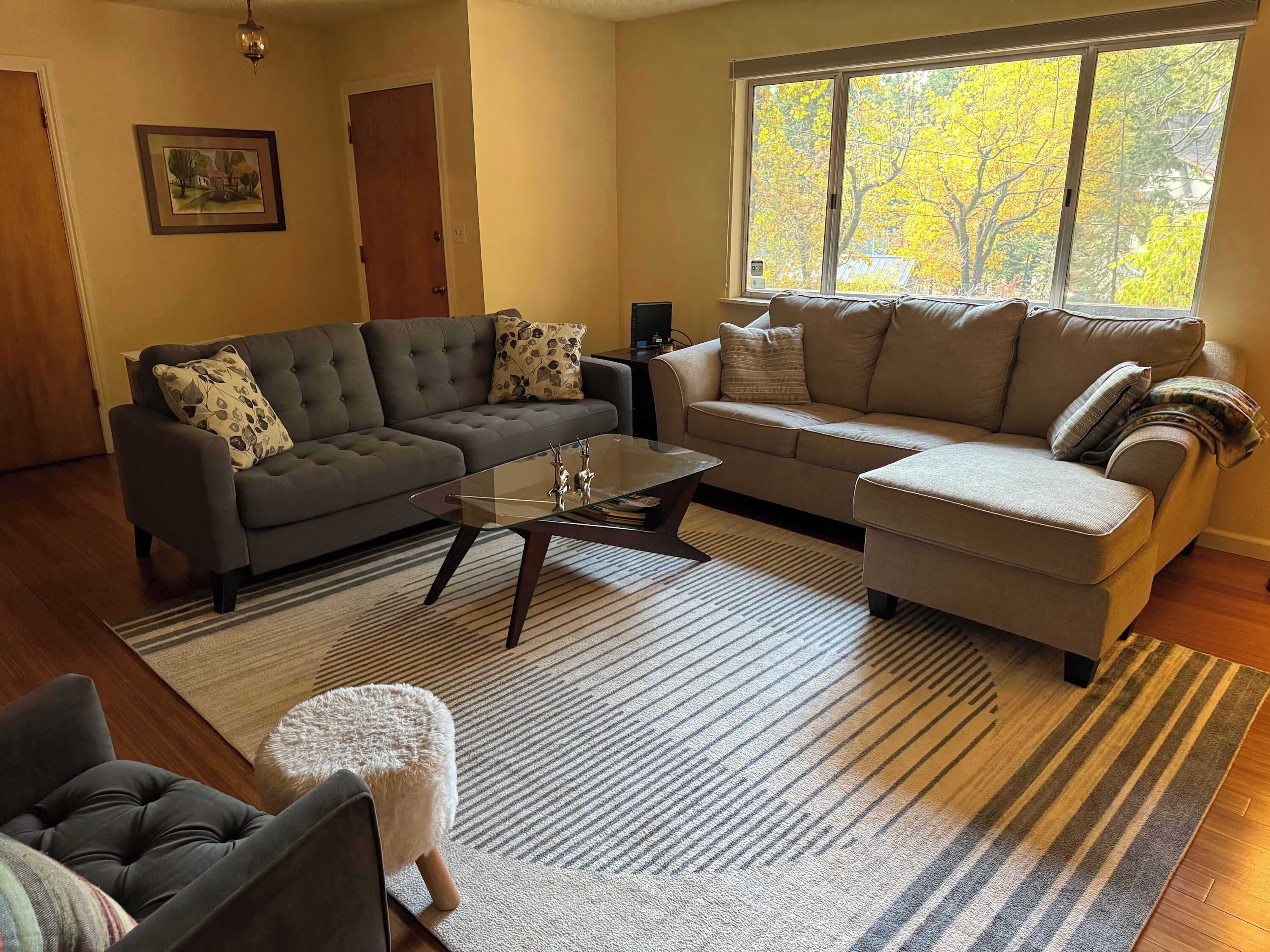 Televisio, takka, työhuone